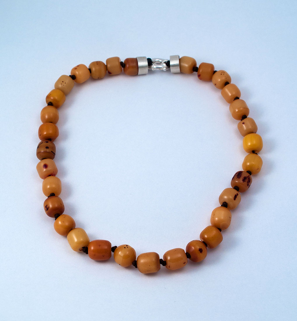 Neclace made of Mastic-Amber, old mixture of amber and bakelite (1930-1950) and silver