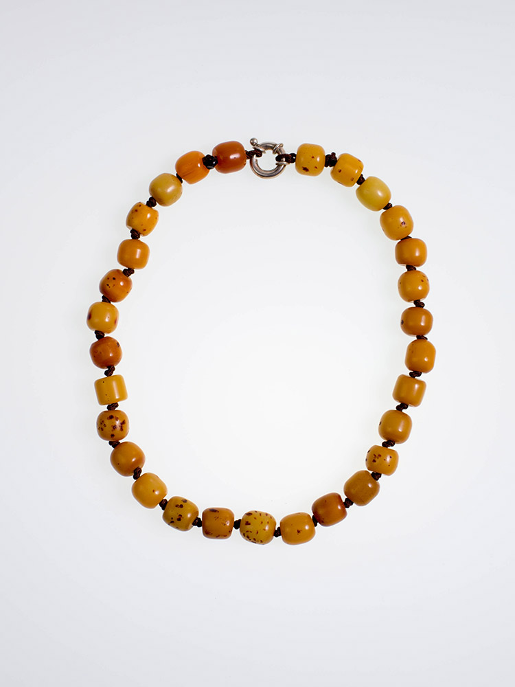 Neclace made of Mastic-Amber, old mixture of amber and bakelite (1930-1950) and silver